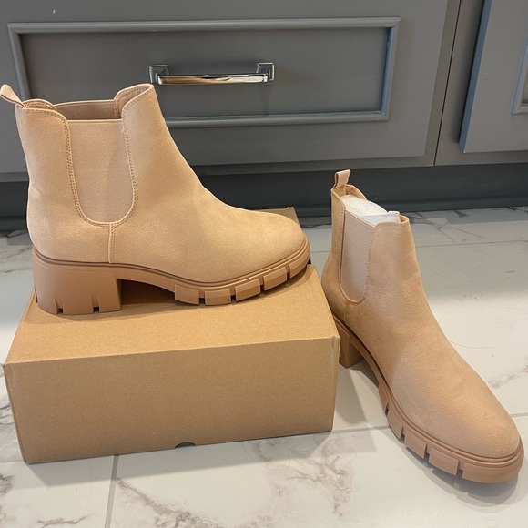 Brand New and Never Worn! Women's Lug Sole Ankle Boot Chunky Platform Block Heel - Picture 2 of 5